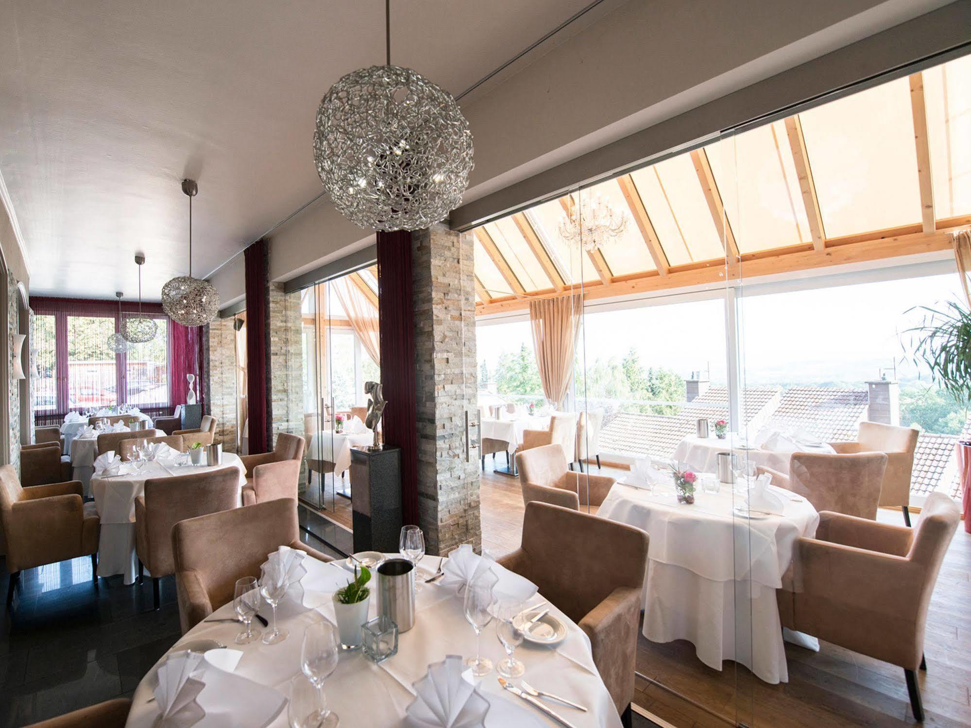 Design-Konferenzhotel & Restaurant Steinernes Schweinchen Kassel Exterior foto